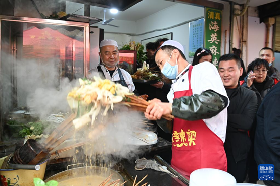 近日,天水市秦州区的天水名优小吃城一麻辣烫店,商家为游客加工麻辣烫。 新华社记者 范培珅摄